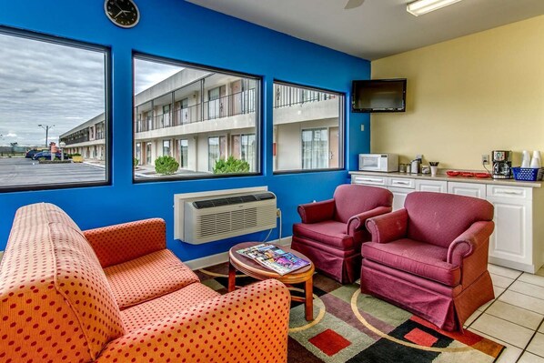 Living area - Econo Lodge Lumberton NC (Lumberton)