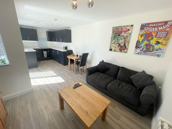 House, 1 Queen Bed | Living room