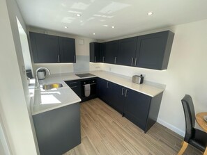 Rumah, 1 Tempat Tidur Queen | Dapur pribadi | Lemari es, microwave, oven, dan kompor