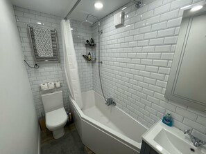 Casa, 1 cama Queen size | Baño | Regadera, secadora de cabello, toallas 