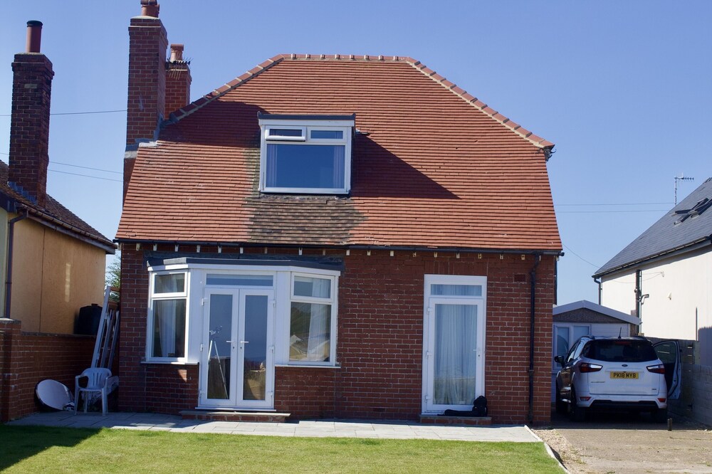 Surfers Retreat with Incredible Sea Views and 2 minute walk to the beach