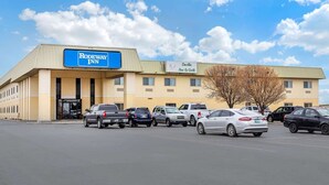 Un hôtel Rodeway Inn doté d’un parking et d’un bar-restaurant Davills situé de l’autre côté de la rue.
