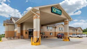 A hotel with a covered entrance, multiple rooms, and a parking area. - Quality Inn Creston (Creston)
