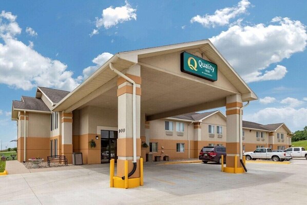 A hotel with a covered entrance, multiple rooms, and a parking area. - Quality Inn Creston (Creston)