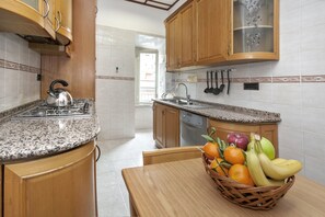 Apartment | Private kitchen | Fridge, microwave, oven, stovetop - Charming Roma Apartment With 3 Bedrooms (Rome)