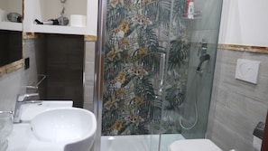Apartment | Badezimmer | Dusche, Haartrockner, Handtücher
