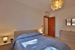 2 soverom, skrivebord, strykejern/-brett og reiseseng for barn