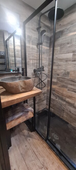 Dusche, Haartrockner, Toilettenpapier