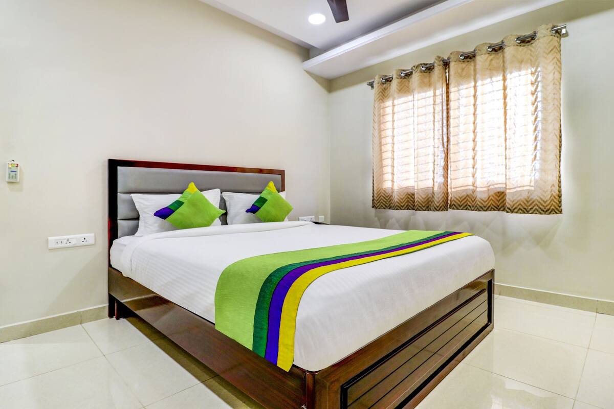 standard room | desk, iron/ironing board