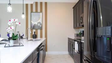 Townhome | Private kitchen | Full-sized fridge, microwave, oven, stovetop