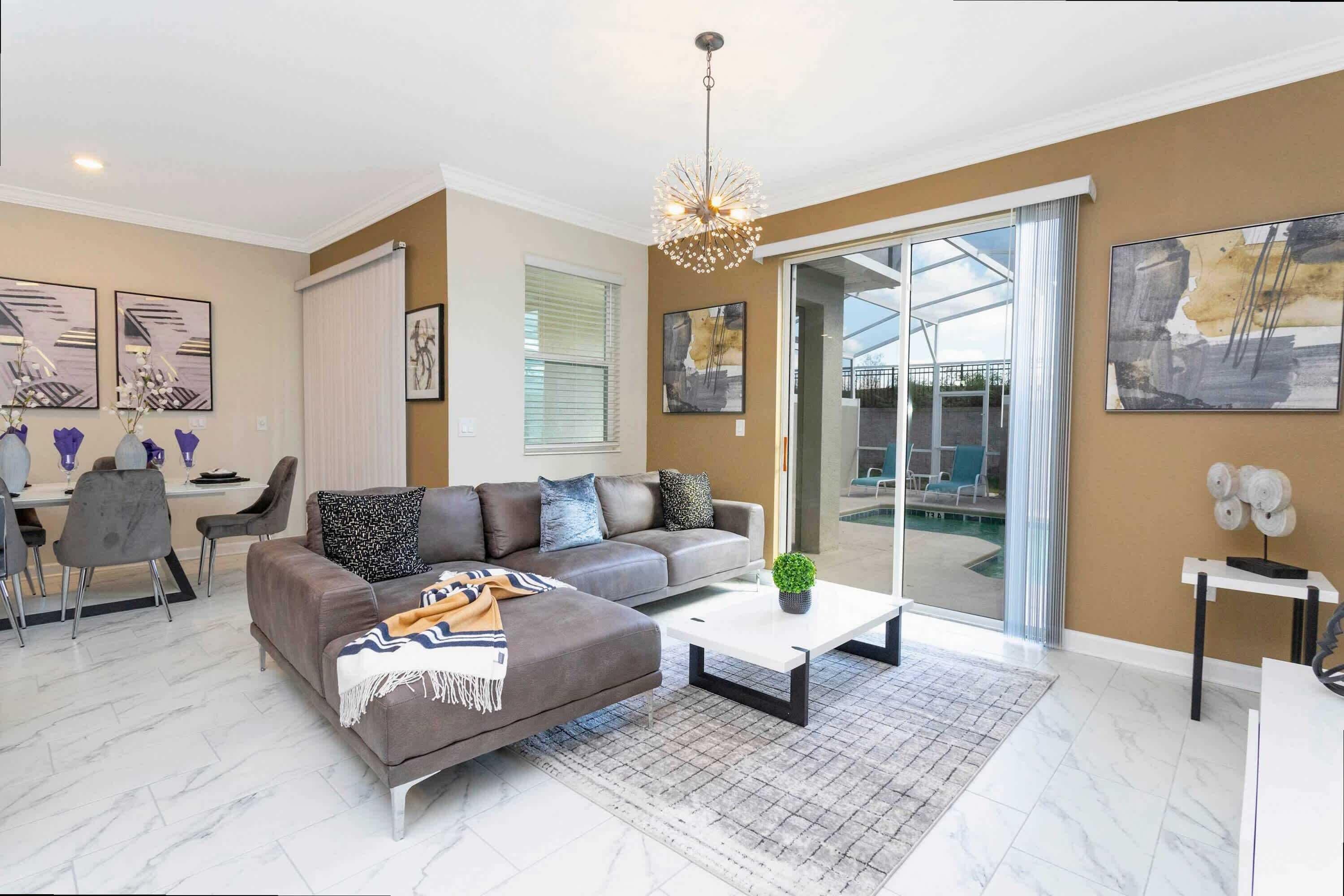 Casa de ciudad | Sala de estar | Smart TV de 60 pulgadas con canales por cable, Netflix y Hulu 