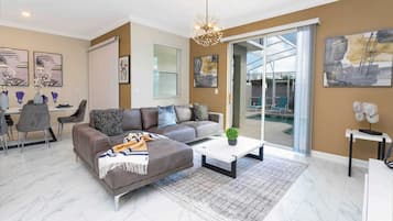 Casa de ciudad | Sala de estar | Smart TV de 60 pulgadas con canales por cable, Netflix y Hulu