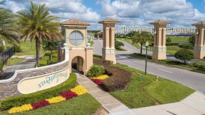 Una entrada con puerta de reja y un cartel que dice 'Chesapeake Marriott Resort & Spa'.