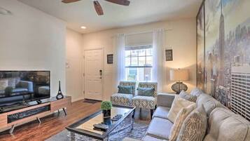 Appartamento | Soggiorno | Smart TV 60 pollici con canali via cavo, Netflix, Hulu