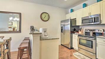 Appartamento | Cucina privata | Frigorifero con congelatore, microonde, forno, piano cottura