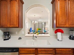 Condo | Cocina privada | Refrigerador con congelador, microondas, horno y parrilla de estufa 