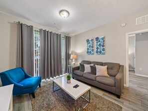 Condo | Sala de estar | Smart TV de 60 pulgadas con canales por cable, Netflix y Hulu 