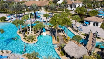 Alberca al aire libre, camastros y salvavidas en la propiedad