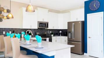 Townhome | Private kitchen | Full-size fridge, microwave, oven, stovetop
