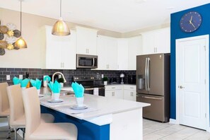 Casa de ciudad | Cocina privada | Refrigerador con congelador, microondas, horno y parrilla de estufa 