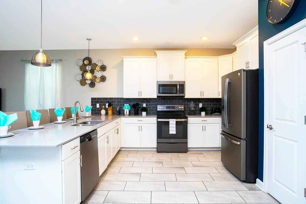 Townhome | Private kitchen | Full-size fridge, microwave, oven, stovetop