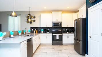 Townhome | Private kitchen | Full-size fridge, microwave, oven, stovetop