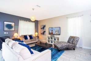 Stadtwohnung | Wohnbereich | 60-Zoll-Smart-TV mit Kabelempfang, Netflix, Hulu