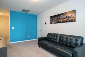 Townhouse | Oppholdsområde | En 60-tommers smart-TV med kabel-kanaler samt Netflix og Hulu