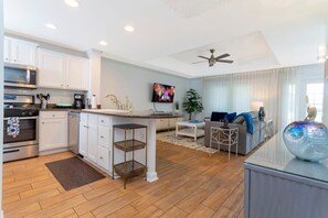 Casa de ciudad | Área de sala de estar | Smart TV de 60 pulgadas con canales por cable, Netflix y Hulu 