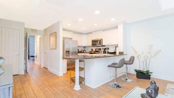 Casa de ciudad | Cocina privada | Refrigerador con congelador, microondas, horno y parrilla de estufa