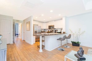 Casa adosada | Cocina privada | Frigorífico grande, microondas, horno y placa de cocina