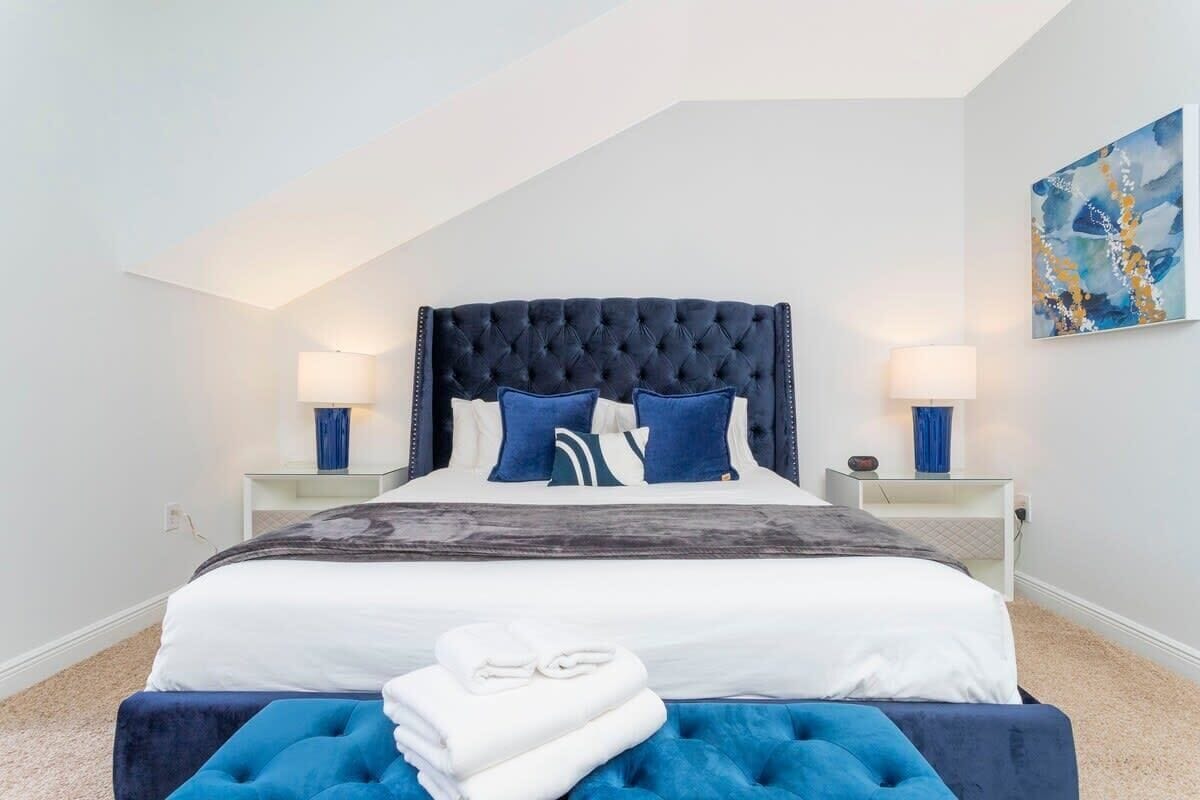 2 عدّة غرف نوم وخزنة داخل الغرفة وبديكورات فريدة لكل غرفة