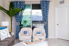 Condo | Área de sala de estar | Smart TV de 60 pulgadas con canales por cable, Netflix y Hulu 