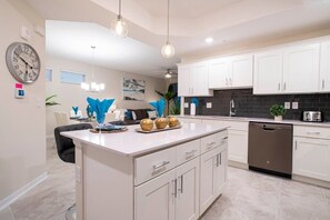 Kondominium | Dapur pribadi | Lemari es besar, microwave, oven, dan kompor