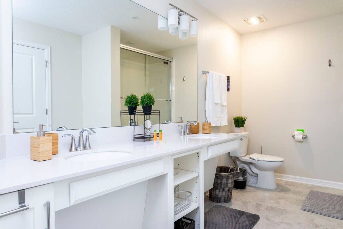 Apartment | Badezimmer | Kostenlose Toilettenartikel, Haartrockner, Handtücher, Seife