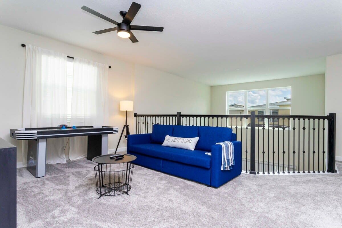 타운홈 | 거실 공간 | 케이블 채널 시청이 가능한 60인치 스마트 TV, 넷플릭스, 훌루