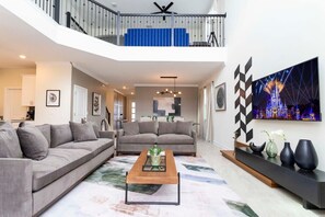 Byhus | Stue | 60-tommers smart-tv med kabelkanaler, Netflix, Hulu