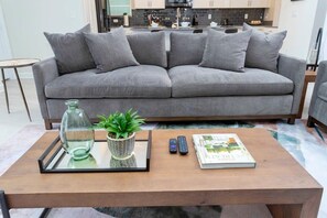 Townhouse | Oppholdsrom | En 60-tommers smart-TV med kabel-kanaler samt Netflix og Hulu