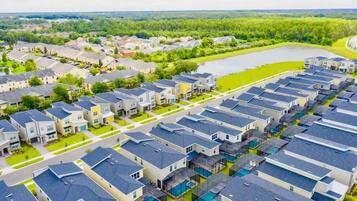 Zona residencial com casas modernas, uma grande área de água e um parque arborizado.