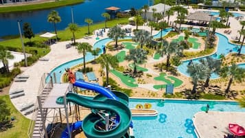 Resort com uma piscina grande, toboáguas e um campo de golfe.