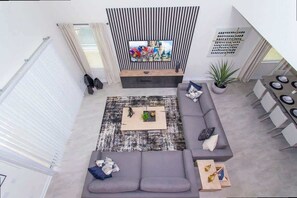 联排别墅 | 起居区 | 60-英寸智能电视（配备有线频道）、Netflix、Hulu