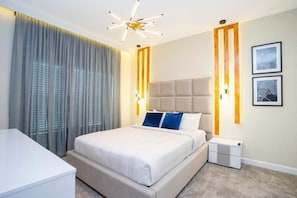 4 bedrooms, in-room safe, individually decorated, individually furnished - Gorgeous 4Bd w/ Screened Pool Close to Disney 4289 (Kissimmee)