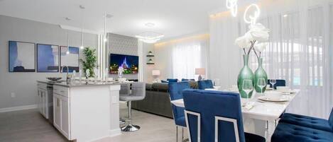 Resortwoning | Woonruimte | Een 60-inch smart-tv met kabelzenders, Netflix en Hulu