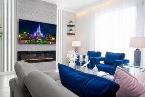 Stadtwohnung | Wohnbereich | 60-Zoll-Smart-TV mit Kabelempfang, Netflix, Hulu
