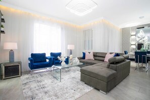 Living room - Gorgeous 4Bd w/ Screened Pool Close to Disney 4289 (Kissimmee)