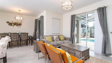 Casa de ciudad | Sala de estar | Smart TV de 60 pulgadas con canales por cable, Netflix y Hulu