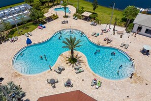 Piscina all'aperto, lettini, servizio di salvamento in loco