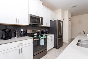 Maison en rangée | Cuisine privée | Réfrigérateur grande capacité avec congélateur, four à micro-ondes