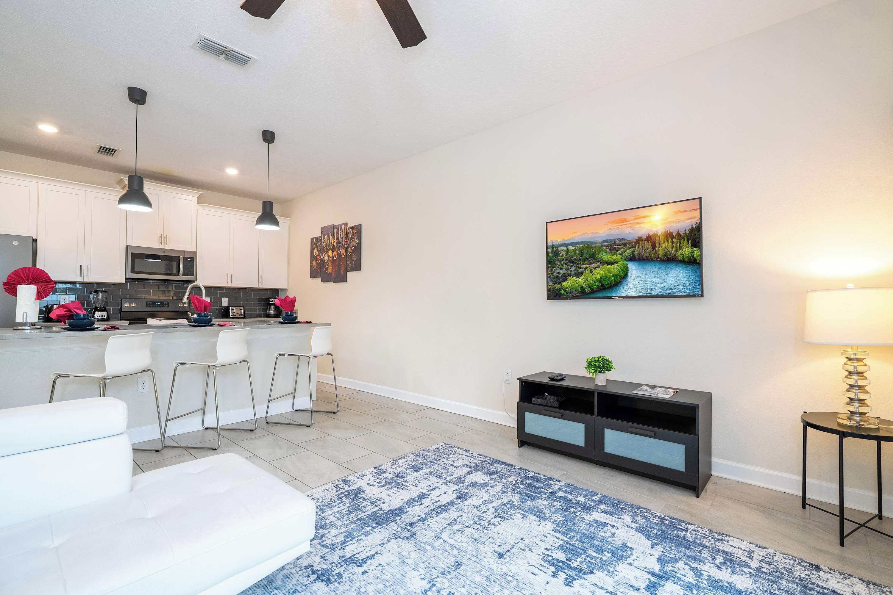 Townhouse | Oppholdsrom | En 60-tommers smart-TV med kabel-kanaler samt Netflix og Hulu