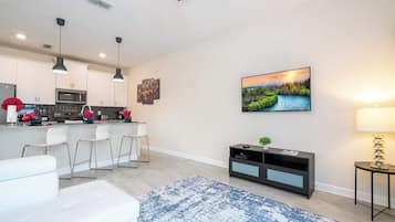 Townhouse | Oppholdsrom | En 60-tommers smart-TV med kabel-kanaler samt Netflix og Hulu